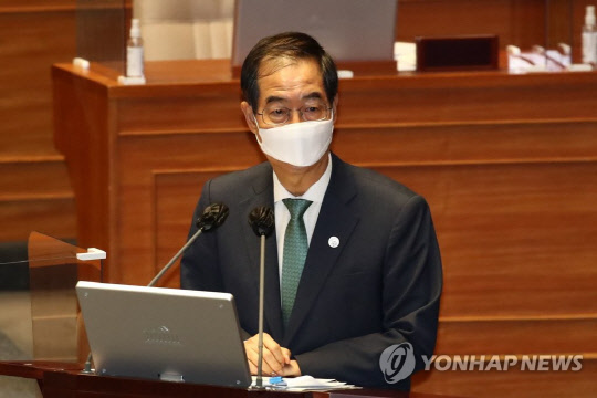 한덕수 국무총리가 25일 오후 국회에서 열린 정치·외교·통일·안보 분야 대정부질문에서 답변하고 있다.<연합뉴스>